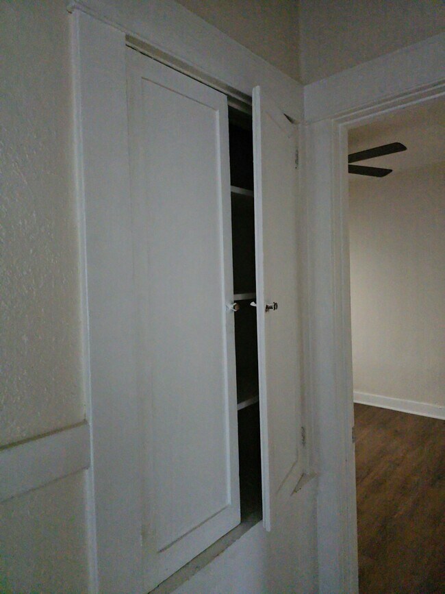 Building Photo - 916 W 59th Pl