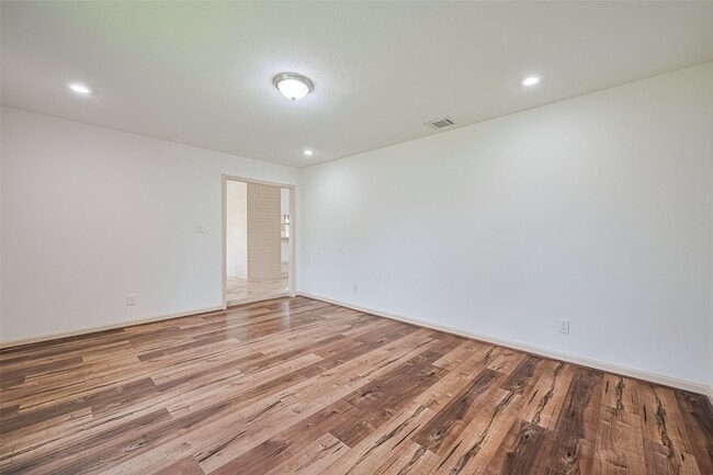 Building Photo - 982 W Donovan St