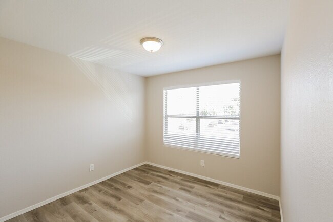 Building Photo - 12933 W Monte Vista Ave