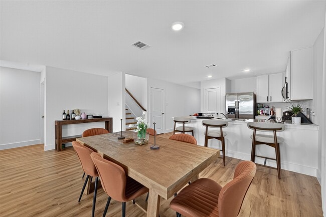Building Photo - 27615 Village Cir Dr