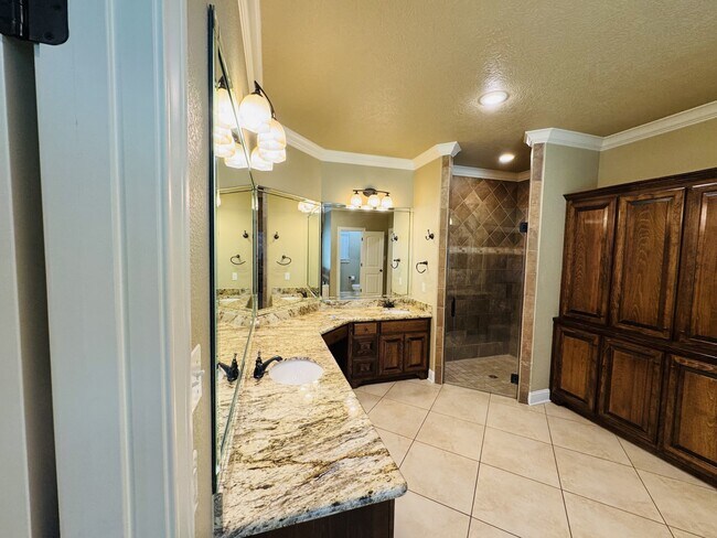 Building Photo - 4155 Pinehurst Dr