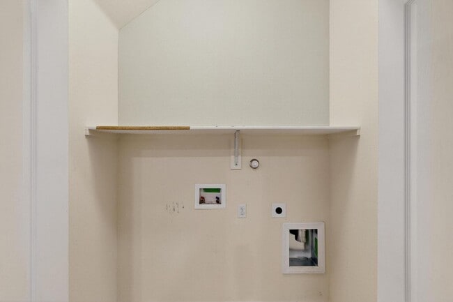 Building Photo - Executive 2 story Town house 4 Bedroom 3 b...