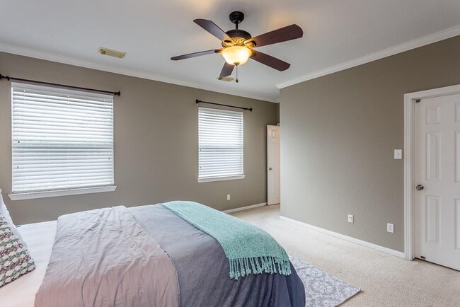Building Photo - 15230 Ledgewood Park Dr