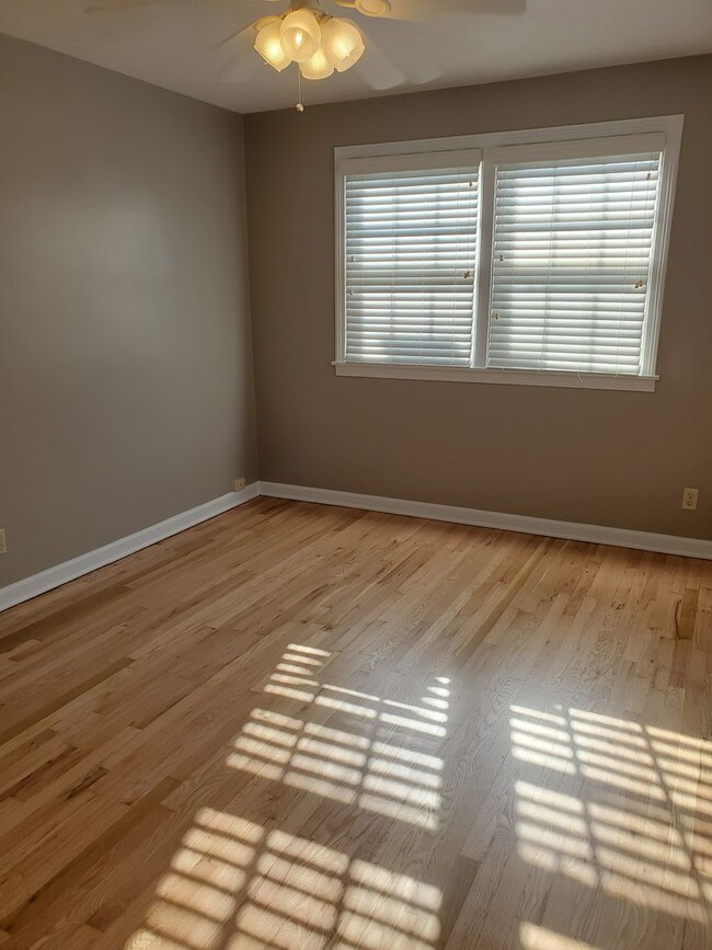 Building Photo - Gorgeous home near Westboro park.