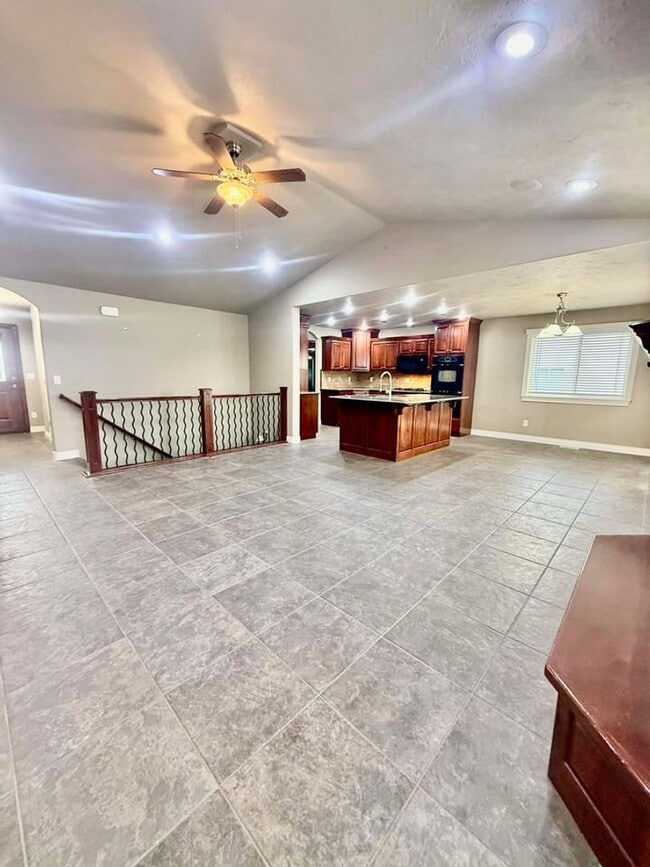 Building Photo - Large beautiful home