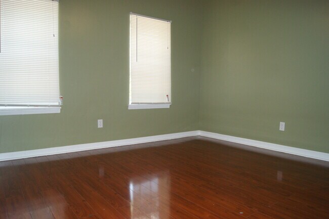 Building Photo - Charming 3 Bedroom/ 1 Bathroom Townhome in East Baltimore, MD!