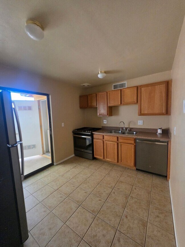 Building Photo - Spacious Large 2BR 1BA Condominium w/ Pool & Spa Access • Freshly painted in Tucson