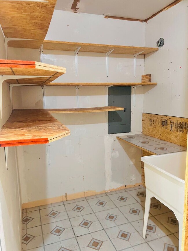 Building Photo - Charming 3BR/1BA w/ 1-car garage, long driveway, fenced yard, wood stove & shed/workshop.