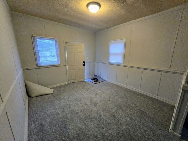 Building Photo - Affordable unit conveniently located!