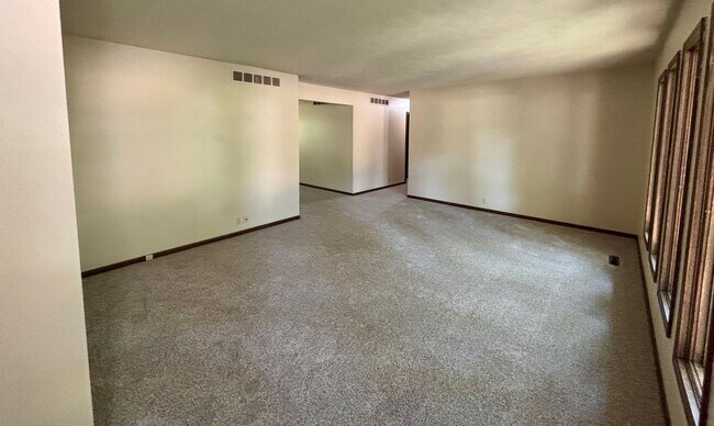 Building Photo - 4 Bed, 3 Bath home on West Side of Manhattan Near CiCo Park!