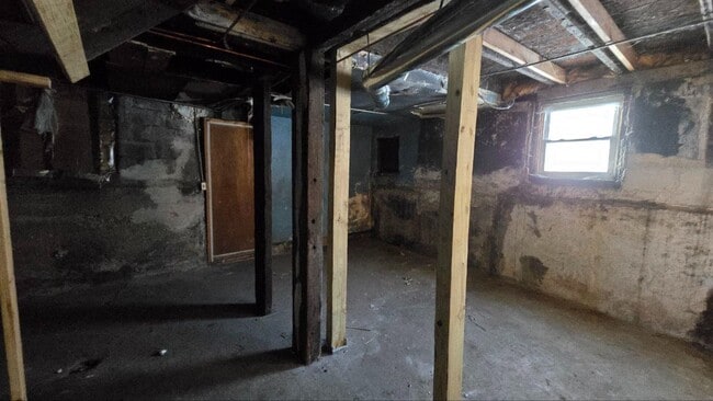 Building Photo - 3BR Single-Family Home with Basement & Off-Street Parking