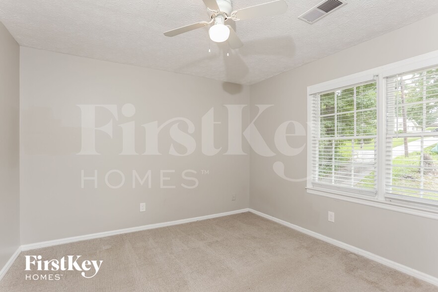 Building Photo - 3120 Oak Dr