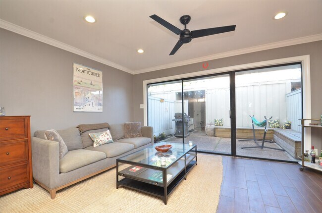 Building Photo - 6310 Chevy Chase Dr
