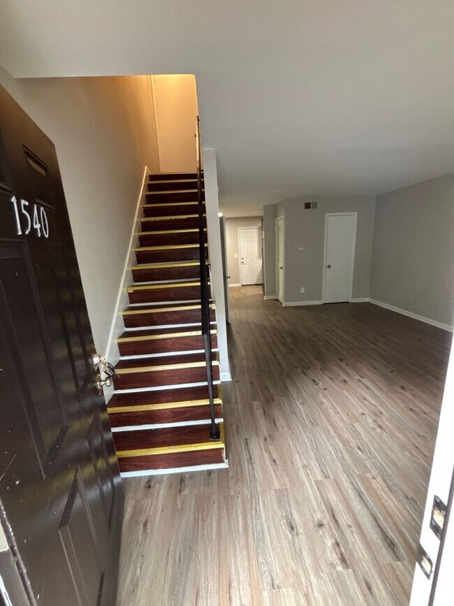 Building Photo - Pineview Pointe Apartments