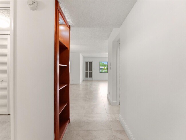 Building Photo - 1821 NE 40th Ct