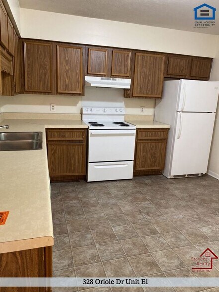 Building Photo - 328 Oriole Dr