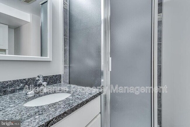 Building Photo - 912 Green St