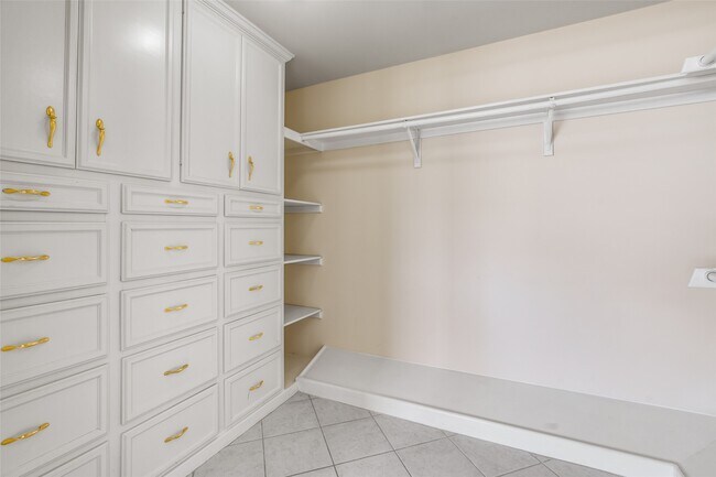 Building Photo - 4025 Silverwood Dr