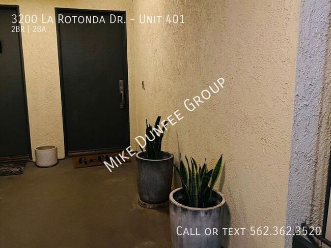 Building Photo - 3200 La Rotonda Dr