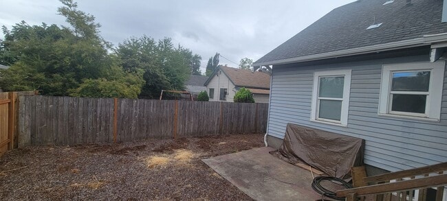 Building Photo - Downstairs unit @1034 NE Davis St - Lowered Price!