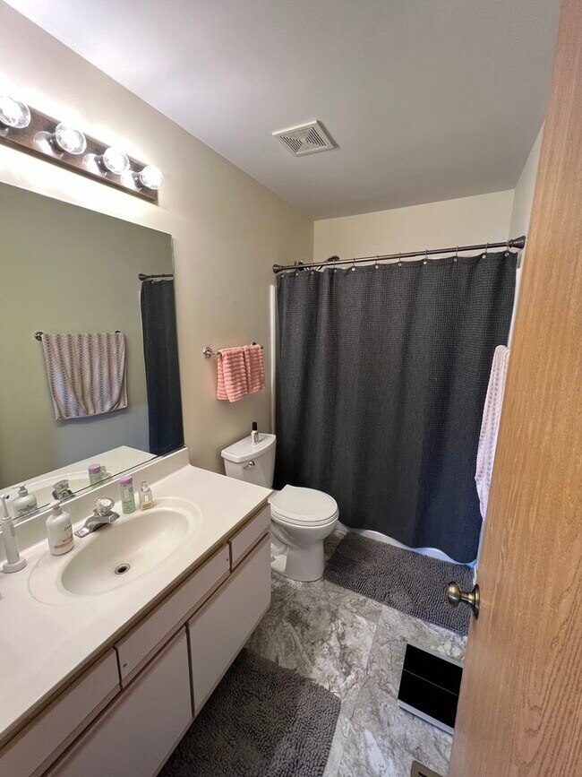 Building Photo - 1327 Fox Chase Dr