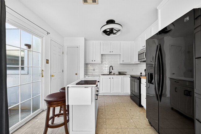 Building Photo - 3403 Hillstone Dr