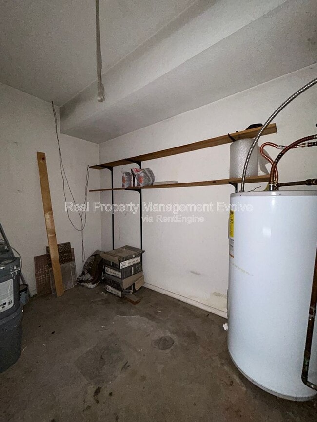 Building Photo - 3416 S Westfall Ave