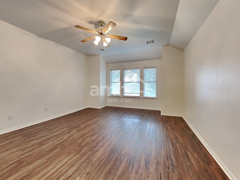 Building Photo - 1304 Carriage Ln