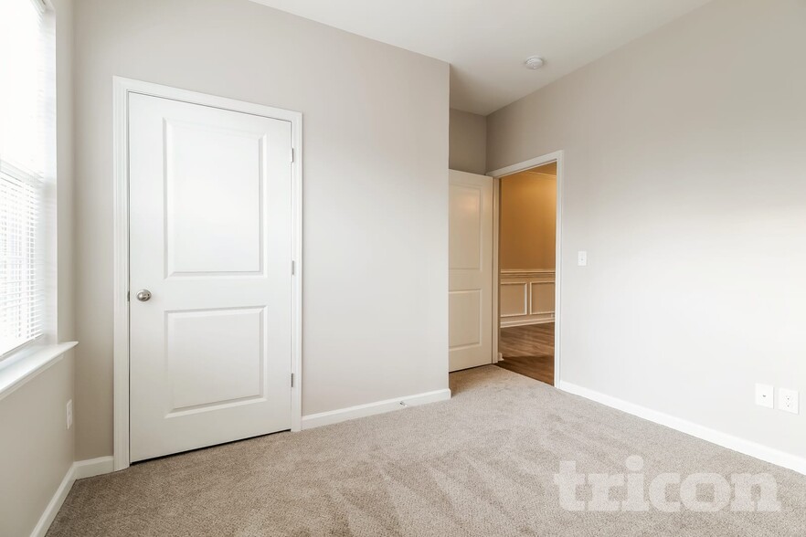 Building Photo - 453 All Seasons Dr