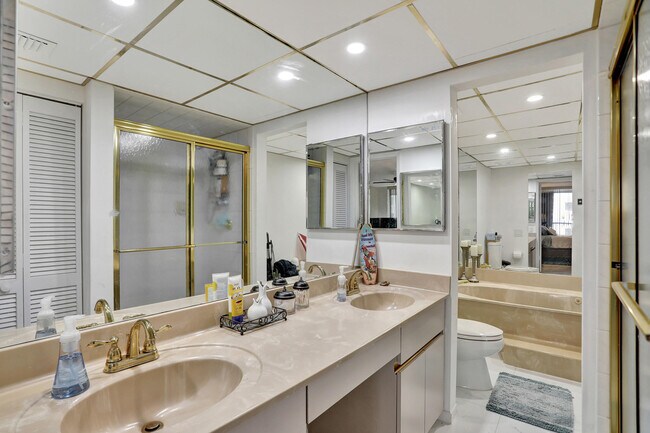 Building Photo - 1167 Hillsboro Mile