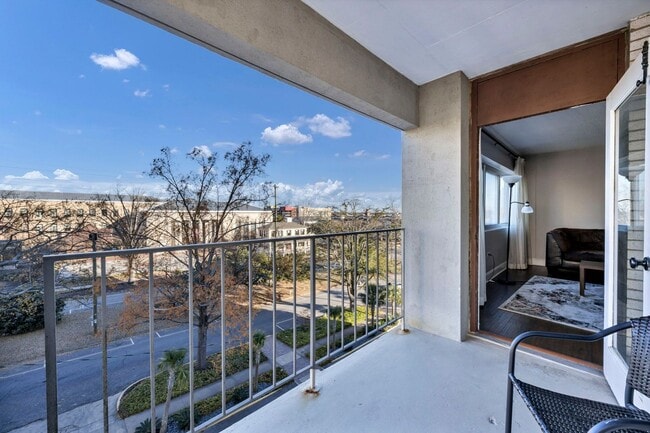 Building Photo - 2 Bedroom 1 Bathroom with Washer/Dryer