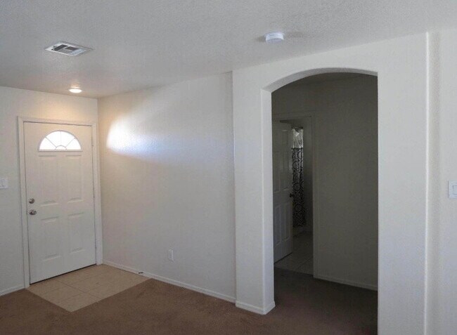 Building Photo - "Well-Kept 3 Bedroom 2 bathroom Villa Chap...