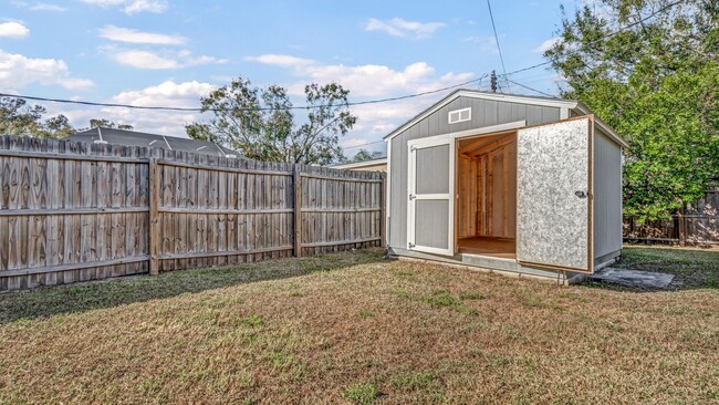 Building Photo - 3BR/2BA South Tampa home with carport and ...