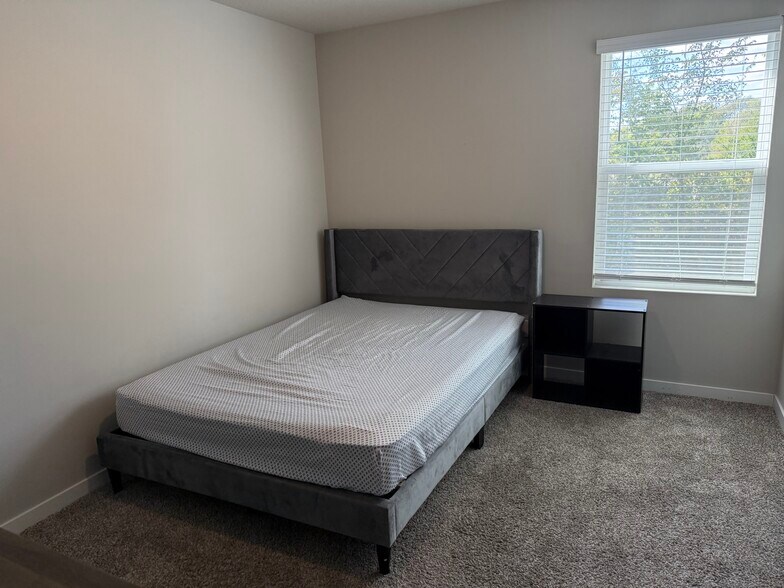 Upstairs guest room 2 - 4521 SE Ember Ln