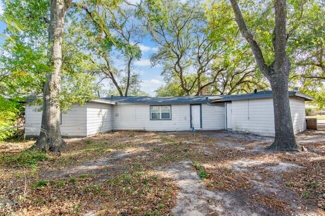 Building Photo - 904 Mobile Dr