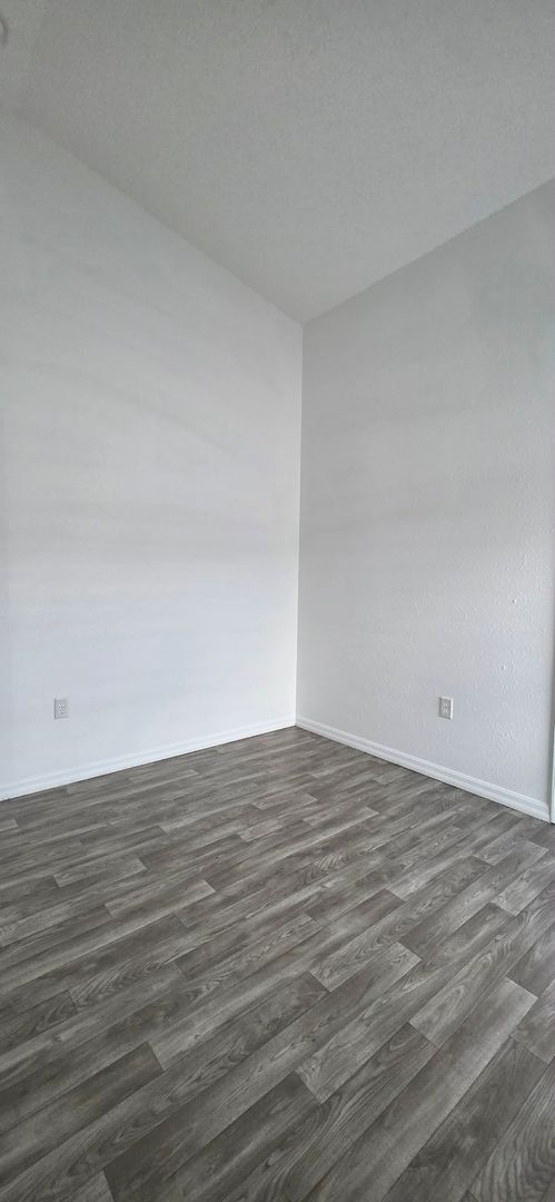 Building Photo - Spacious 3BR/2BA Home with Screened Patio and 2-Car Garage