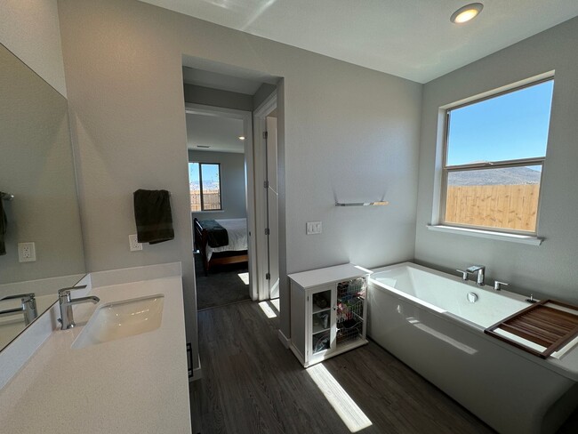 Building Photo - New Ryder Home Tons of Upgrades