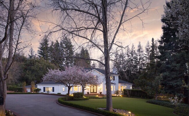 Building Photo - 10 Meadow Ln