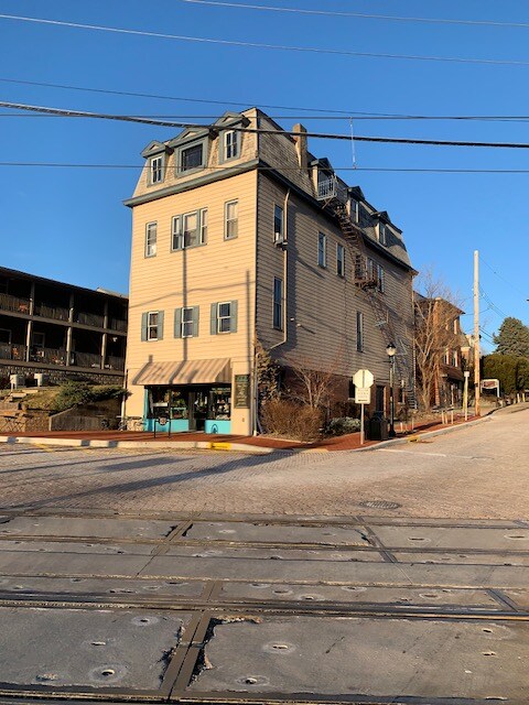Building Photo - 3744 Willow Ave