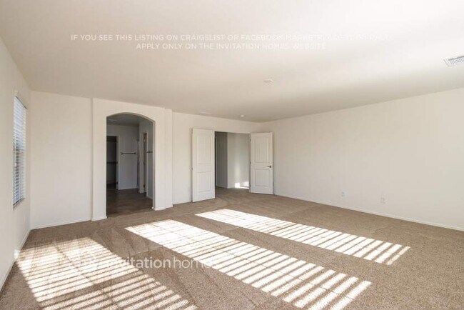 Building Photo - 1290 E Palomino Way