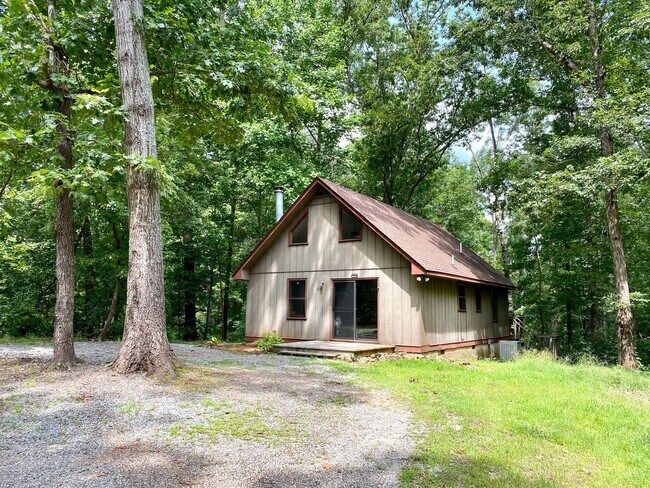 Building Photo - 2 Bed/1 Bath Cottage in Private Area