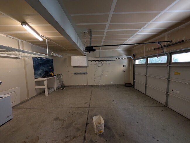 Building Photo - 208 Yellow Rose Cir