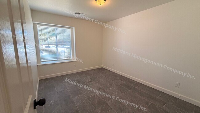 Building Photo - 4 Bed/ 2 Bath Available Now!