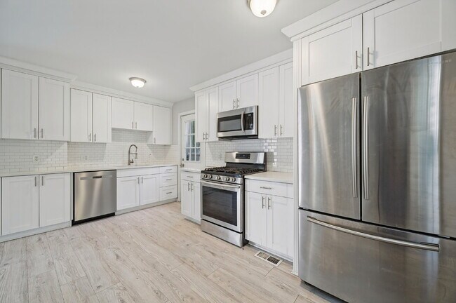 Building Photo - Modern 2 bed 1 bath home with fenced yard in Hampton