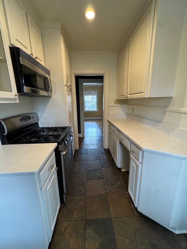 Building Photo - 2912 Woodlawn Dr