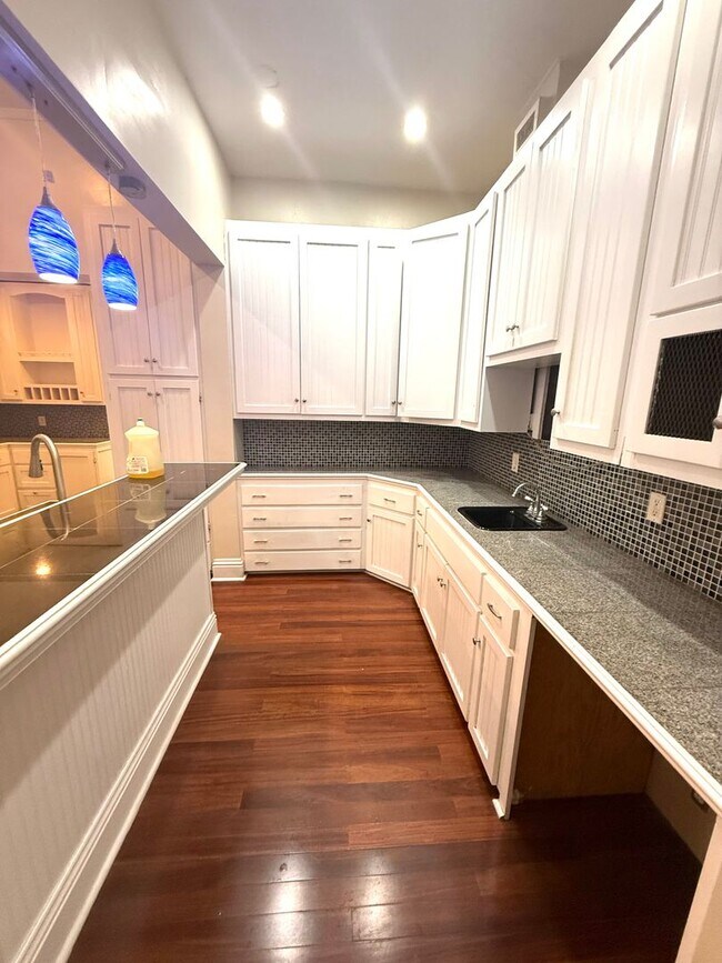 Building Photo - ** 4 bed 3 bath located in the Garden Dist...