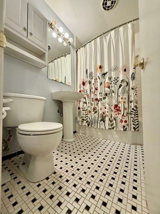 Building Photo - DON'T MISS THIS 4 BEDROOM HOME AVAILABLE N...