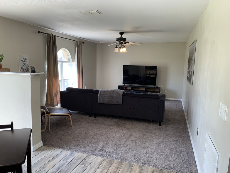 Living Room - 422 Fairfield Dr