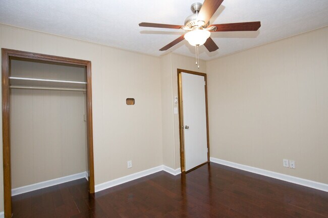 Building Photo - Retro Ranch only minutes from downtown Sou...