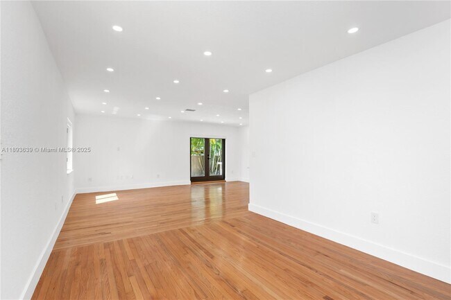 Building Photo - 6731 SW 33rd St